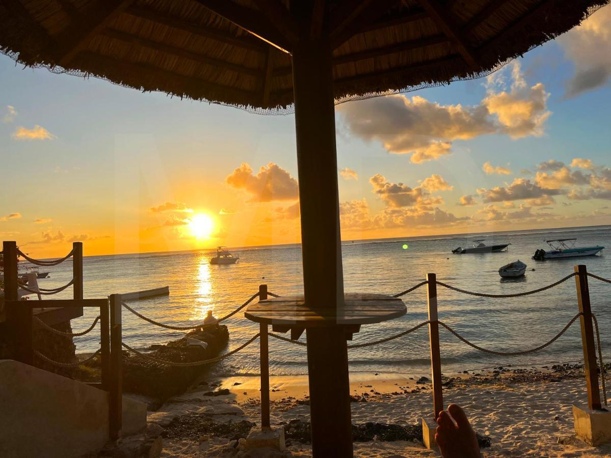 Caro'S Beachfront Trou aux Biches Dış mekan fotoğraf